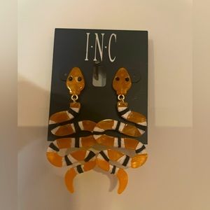 Fun, cute lightweight snake earrings. The body moves with your hair. Never worn